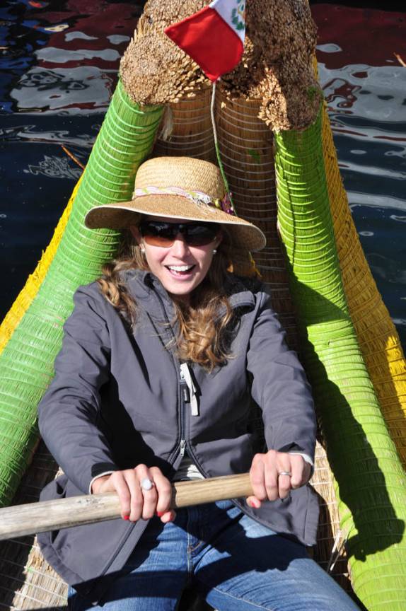 Passeando de barco nas Islas Flotantes do lago Titicaca, perto de Puno, no Peru